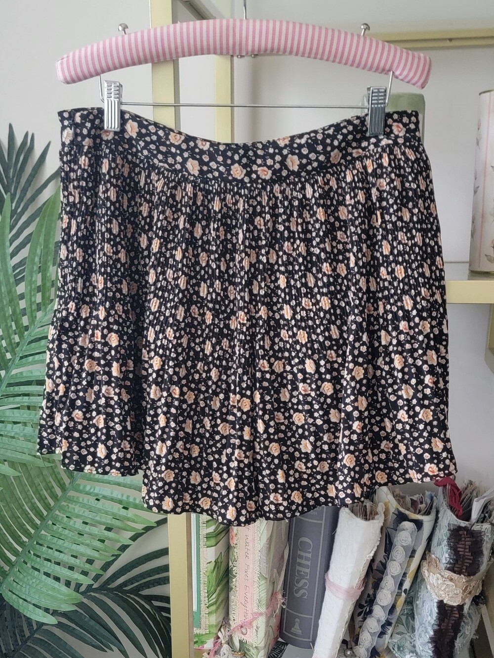 Vestique Black Floral Fall Shorts Skirt - Women's Size Large